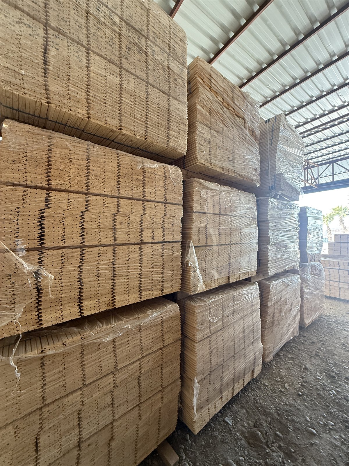 Kapalı depoda kereste paketleri