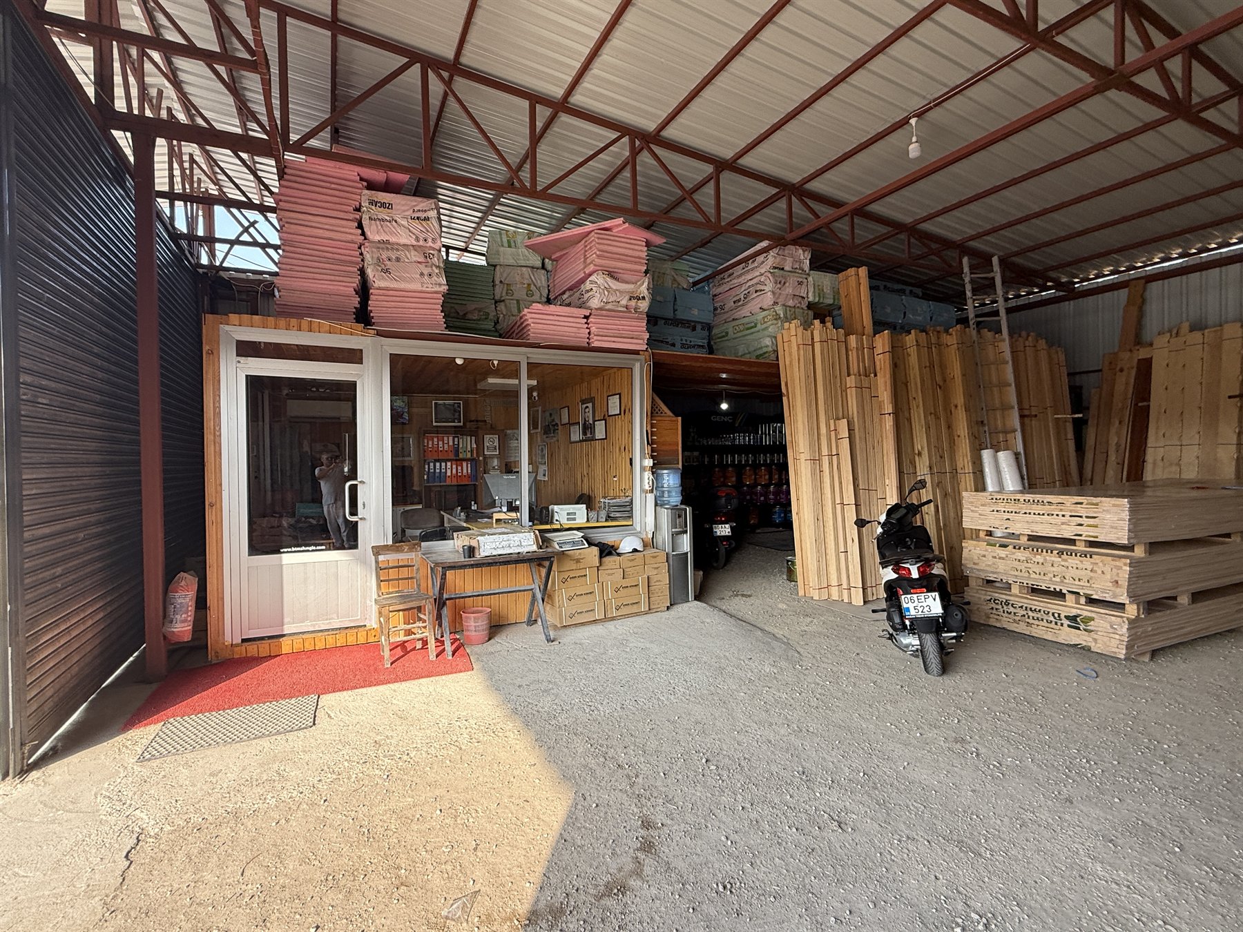 Görenler Çatı Market dükkân girişi ve depo
