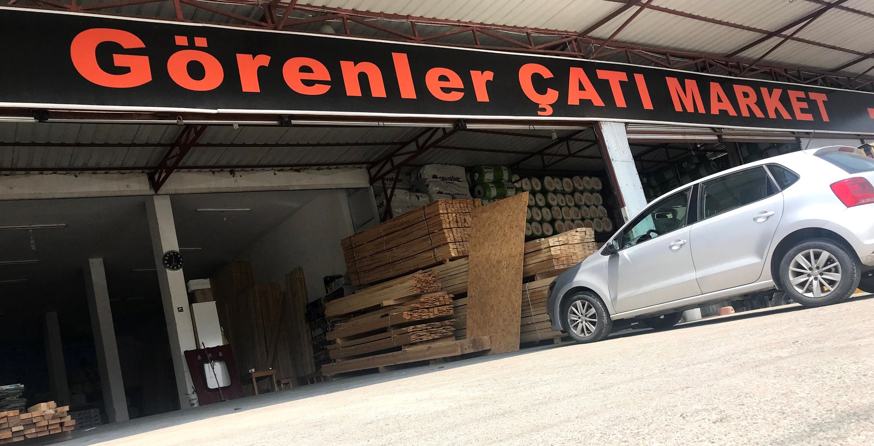 Görenler Çatı Market dükkânı, tabela ve kereste stoğu