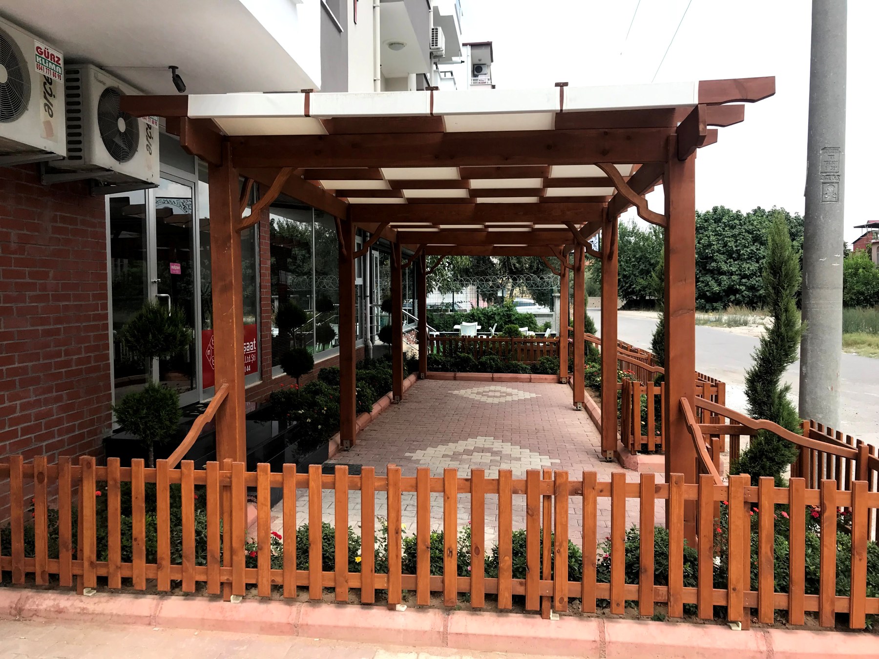 Kafe önünde ahşap pergola ve çit