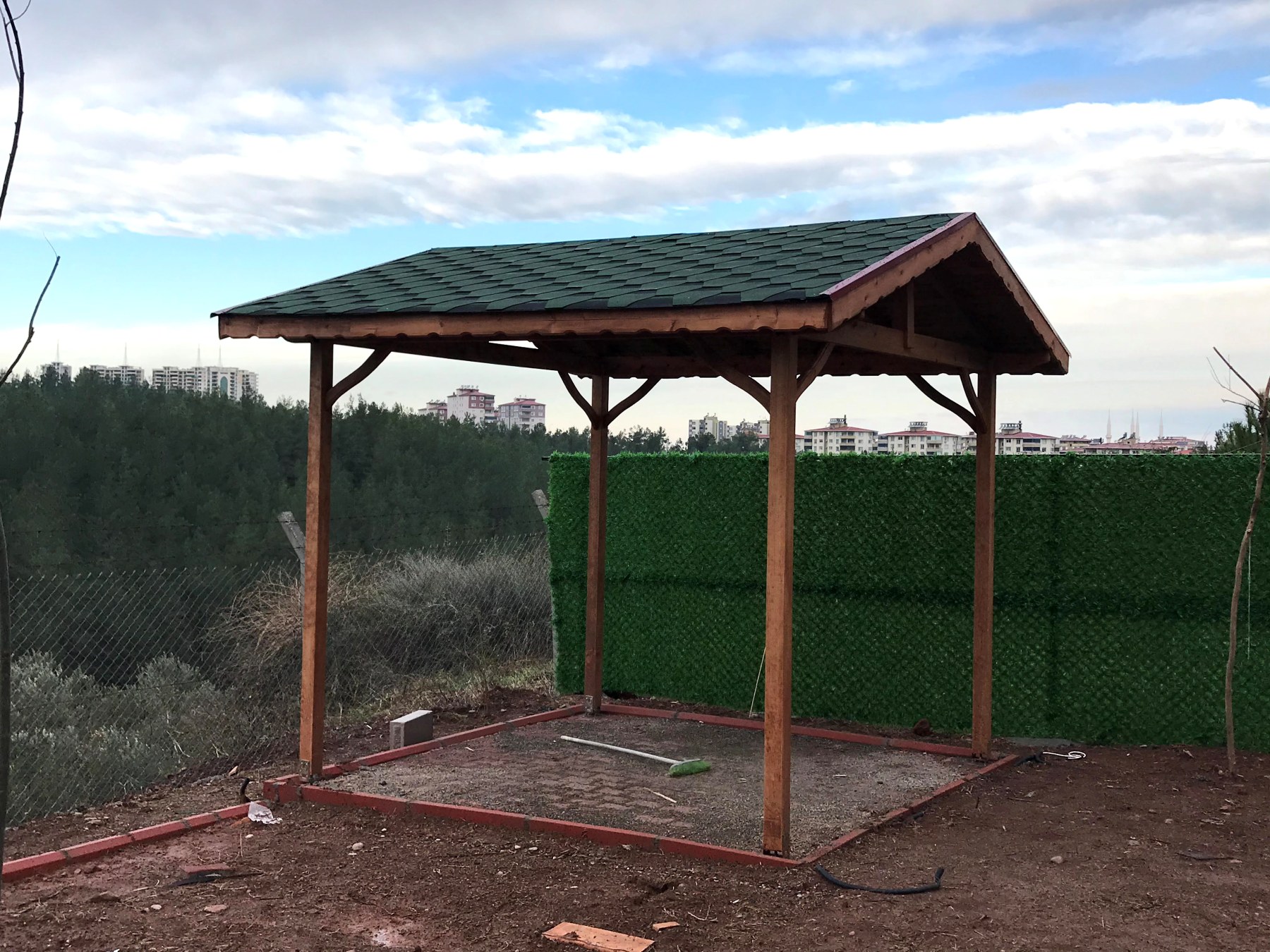 Shingle çatılı kamelya