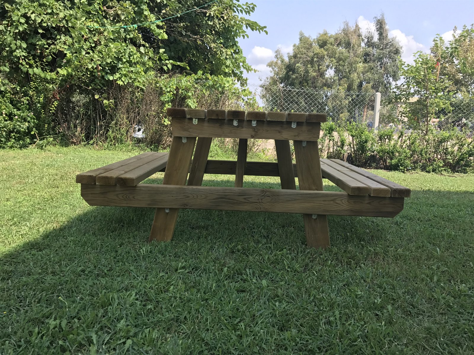 Bahçede piknik masası
