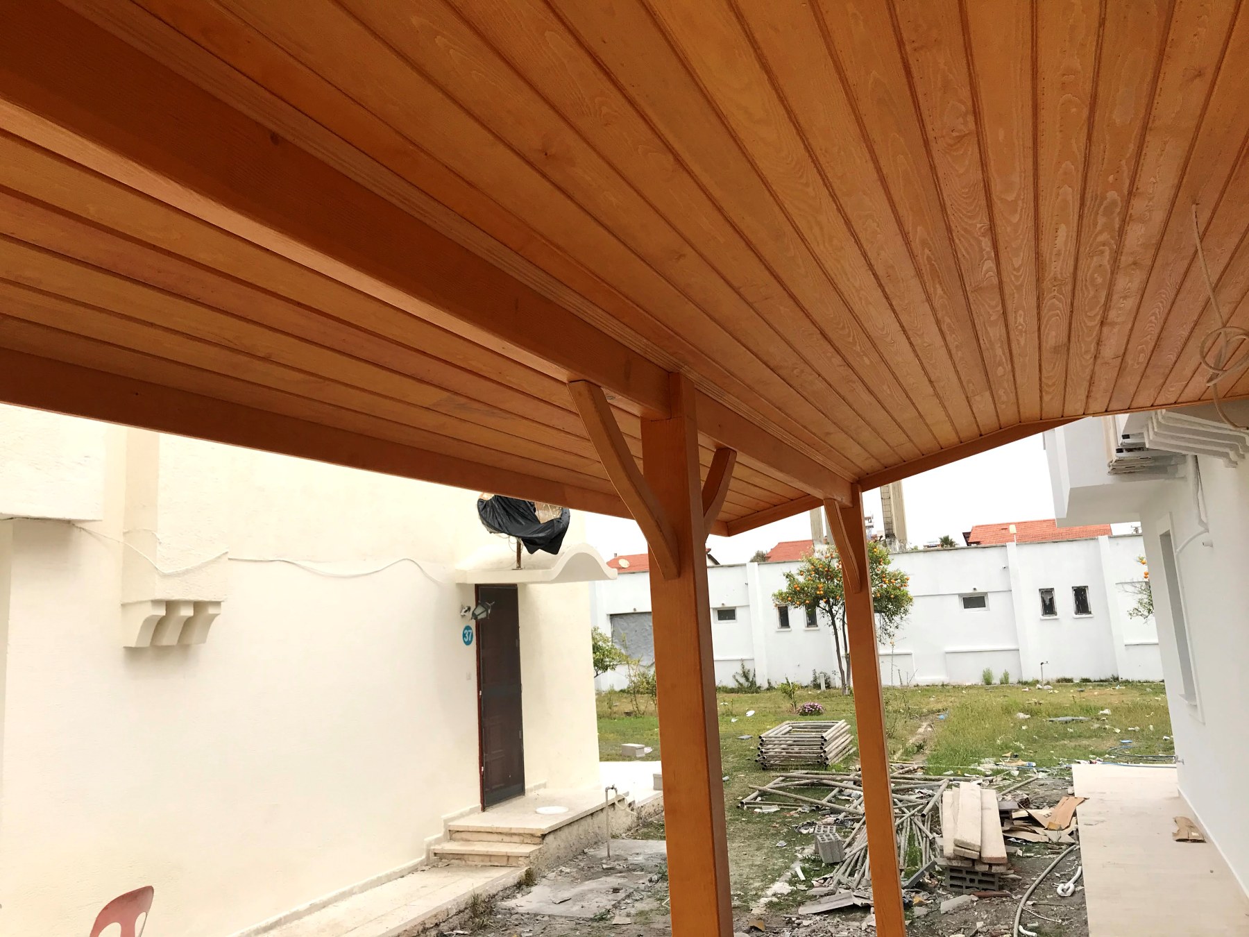Lambiri tavanlı ahşap veranda