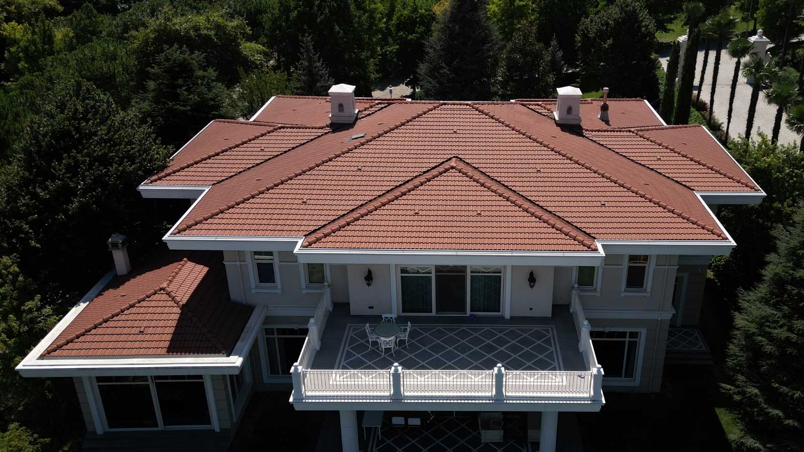 Megaron V kiremitle kaplanmış villa çatısı